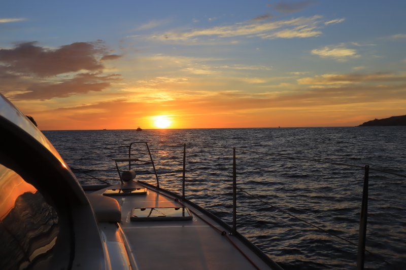 Desde los CABOS Navegación de Lujo al Atardecer